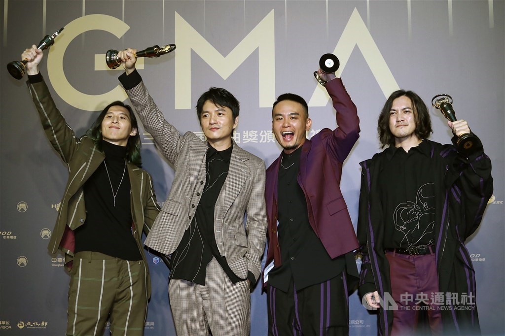 第31屆金曲獎頒獎典禮3日晚間在台北流行音樂中心盛大登場,樂團滅火器拿下本屆最佳樂團獎,在後台開心留影。中央社記者王騰毅攝 109年10月3日