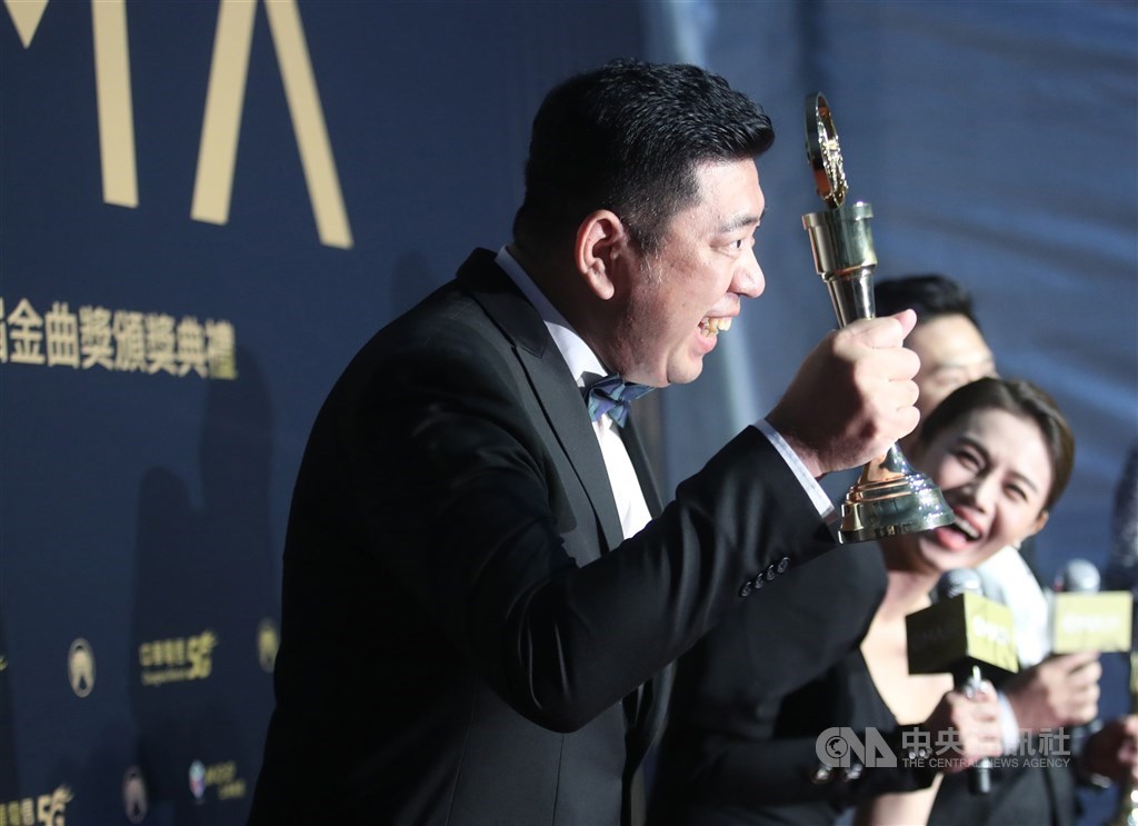 第31屆金曲獎頒獎典禮3日在台北流行音樂中心舉行,歌手朱海君(左2)成為新科台語歌后,在後台受訪時,朱海君的老公NONO(左)開心代為拿起獎座。中央社記者張新偉攝 109年10月3日