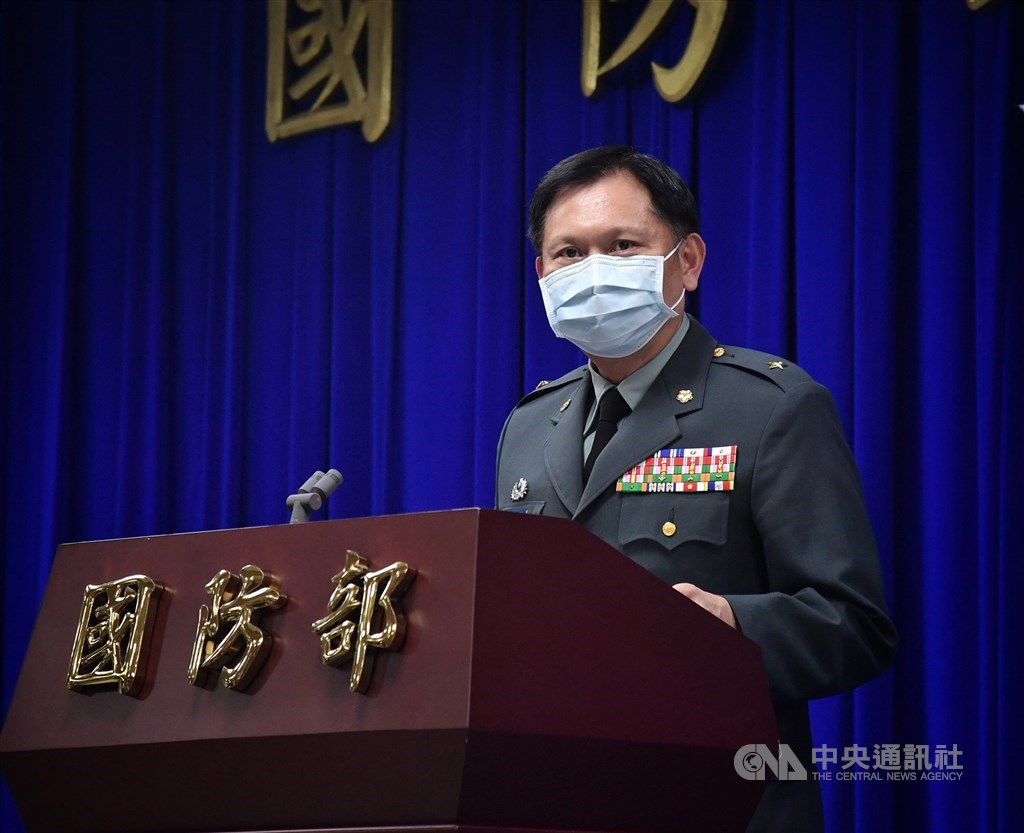 2日中國軍艦出現在花蓮外海，距離台灣僅30浬，往北航行。國防部表示，國軍都能即時應處，目前狀況正常。圖為國防部發言人史順文。（中央社檔案照片）