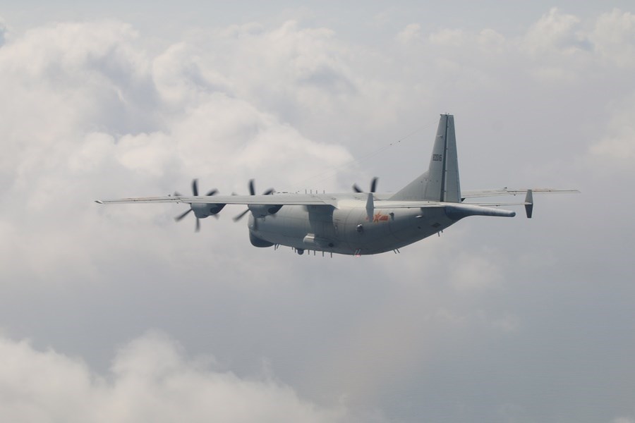 共軍近期頻頻以戰機、軍艦擾台,不僅侵擾台灣西南防空識別區,甚至一度逾越台灣海峽中線,已造成區域和平穩定緊張。圖為共軍運8反潛機。(圖取自國防部網頁mnd.gov.tw)