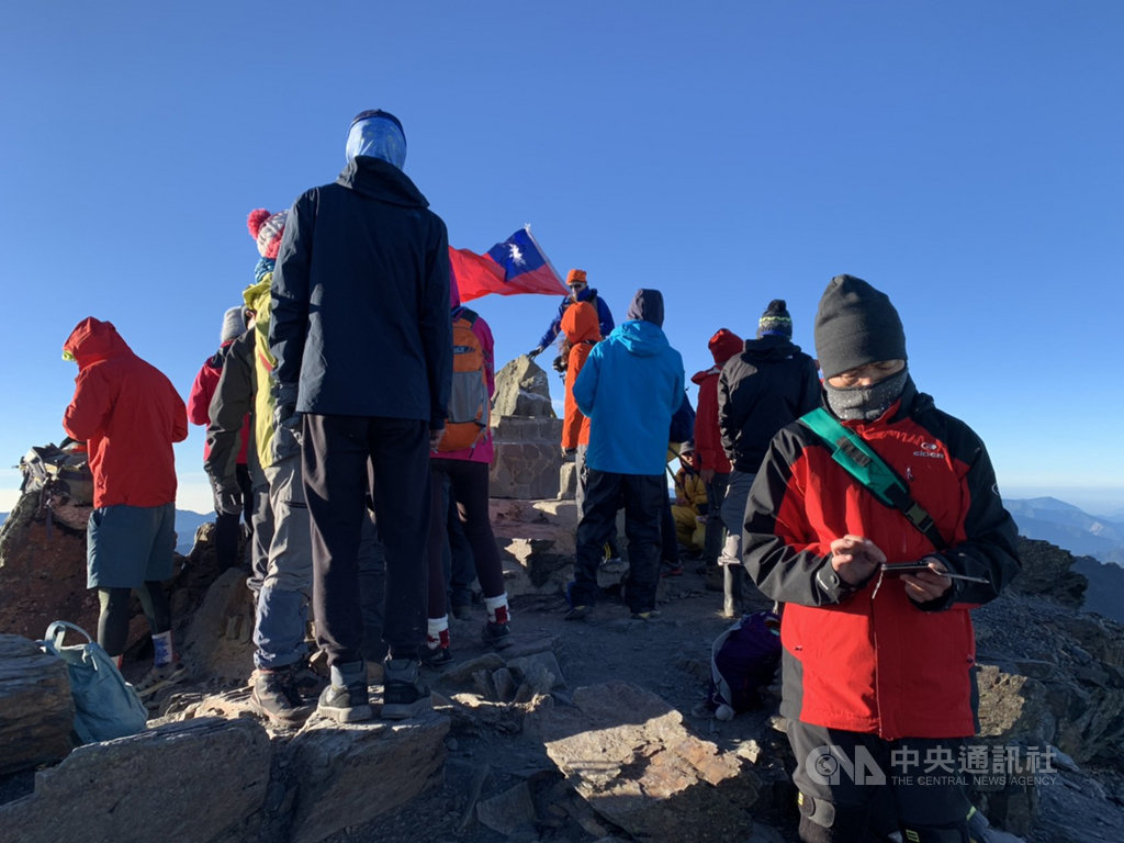 「玉山單攻」每天限額60人,為維護公平性,今年起進一步試辦抽籤制;由於往返約21.8公里,對人員高山適應及體能考驗極大,單攻者上午10時前若未扺達排雲山莊,須折返下山。圖為登山者圍繞玉山主峰。(玉管處提供)中央社記者蕭博陽南投縣傳真 109年10月4日