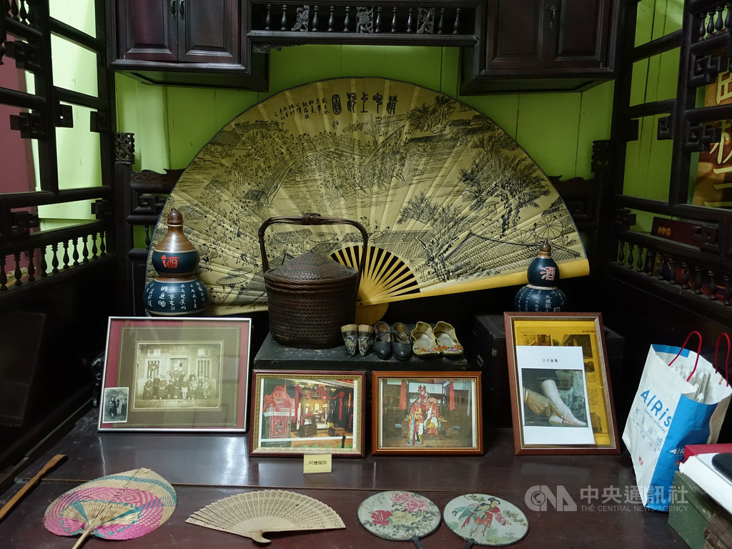 望春風作詞人李臨秋故居位於台北市大稻埕,展示李臨秋生前的手稿、老照片,以及紅眠床、碗櫥等當時生活起居用品。中央社記者李宛諭攝 109年10月4日