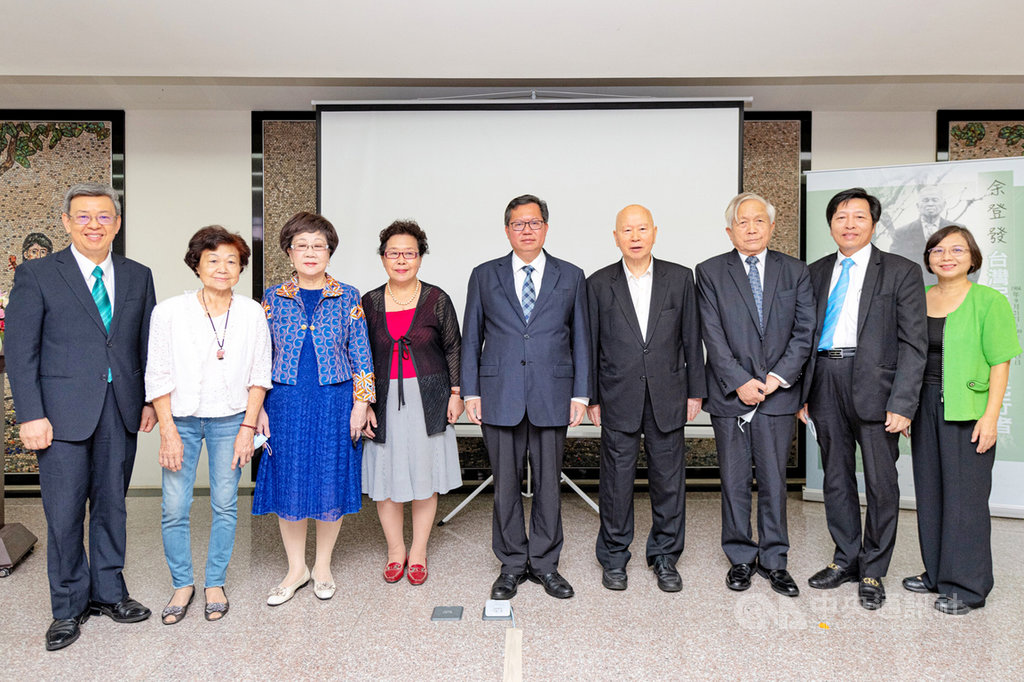 桃園市長鄭文燦(中)4日上午出席2020「台灣民主政治的先行者-余登發」特展暨未來座談會,前副總統呂秀蓮(左3)、陳建仁(左1)等人也到場。中央社記者吳睿騏桃園攝 109年10月4日