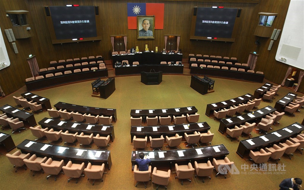 國民黨立法院黨團6日在立法院院會提出「政府應請求美國協助抵抗中共」及「台美復交」兩案,要求立法院作成決議,兩案均獲通過。(中央社檔案照片)