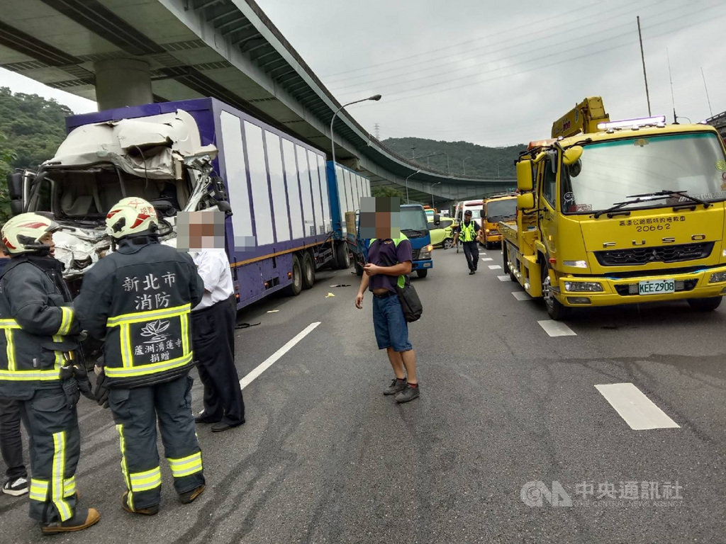 男子騎機車上國道蛇行釀10車連環撞警救人受傷 影 社會 重點新聞 中央社cna