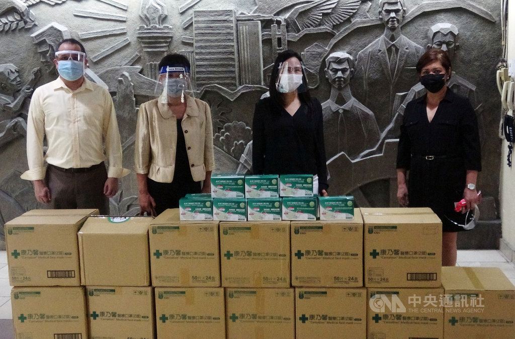 中華民國駐菲律賓副代表嚴竹蓮(左2)5日代表台北市政府,捐贈1萬5000片口罩給菲律賓大馬尼拉奎松市,由奎松市長貝爾蒙特(Joy Belmonte)(右2)接受捐贈。中央社記者陳妍君馬尼拉攝 109年10月5日