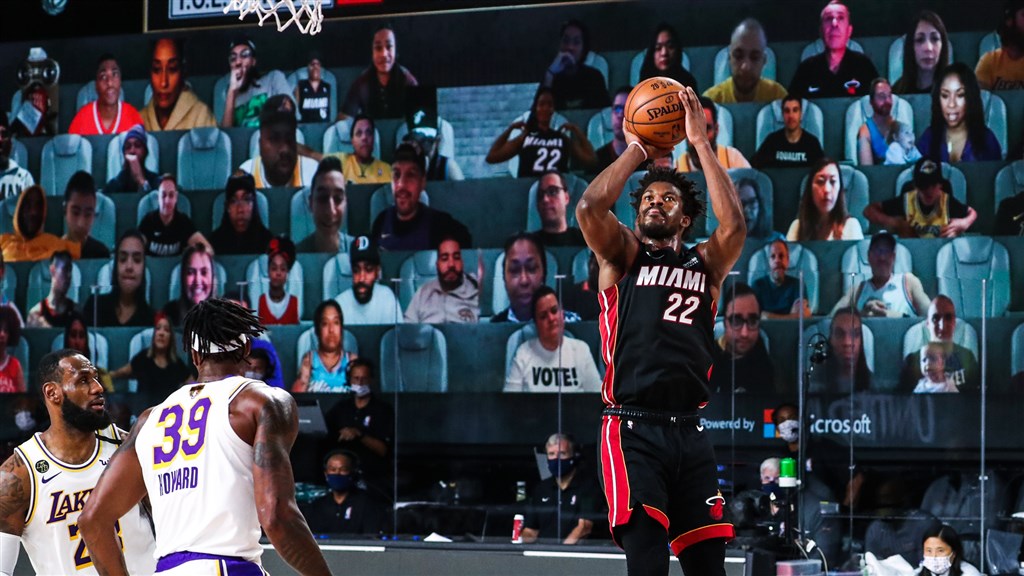 NBA邁阿密熱火4日在巴特勒(持球者)轟下40分、外帶13助攻11籃板的「大三元」帶領下,終場115比104擊敗洛杉磯湖人,在總冠軍系列賽扳回一城。(圖取自twitter.com/MiamiHEAT)