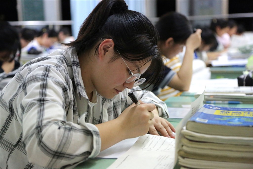 繼刪除高中通識科教材中關於「公民抗命」的內容後,香港教育局近日再度出手,在新修訂的初中課本編纂指引中明訂,「中國史中不應詳述、論斷近20年的歷史」。(示意圖/中新社)