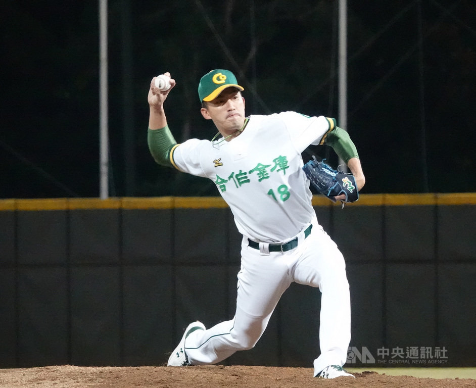 2020爆米花棒球聯盟賽事5日開打,合作金庫成棒隊王牌投手吳昇峰先發7局飆10K無失分,助隊以10比0、7局擊敗對手奪勝。圖為108年12月15日吳昇峰在爆米花聯盟賽事出戰畫面。中央社記者謝靜雯攝 109年10月5日