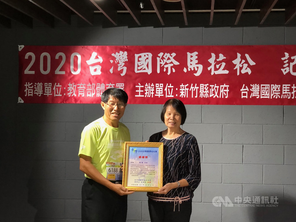 2020台灣國際馬拉松12月27日將在新竹縣登場,台灣國際馬拉松交流協會理事長盧瑞忠(左)、「飛躍的羚羊」紀政(右)6日出席賽前記者會。中央社記者黃巧雯攝 109年10月6日
