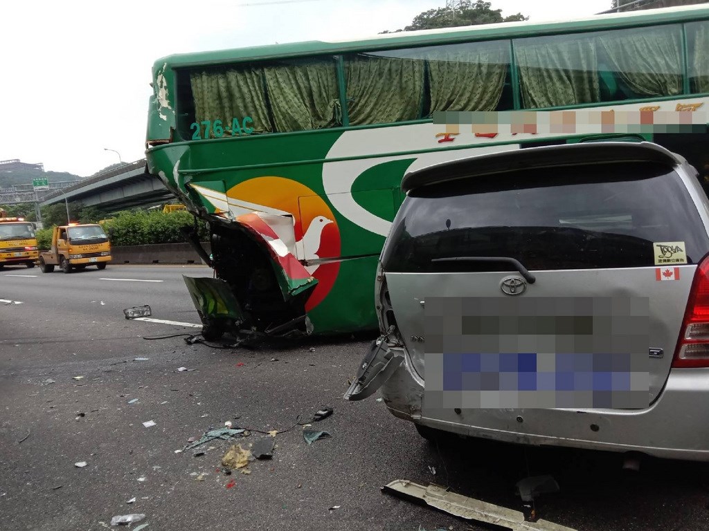 國道一號北向36.4公里處泰山路段5日有機車騎上國道蛇行,更造成多車連環撞,現場有機車、小貨車、聯結車、小客車、客運等車遭殃。(警方提供)中央社記者王鴻國傳真 109年10月5日