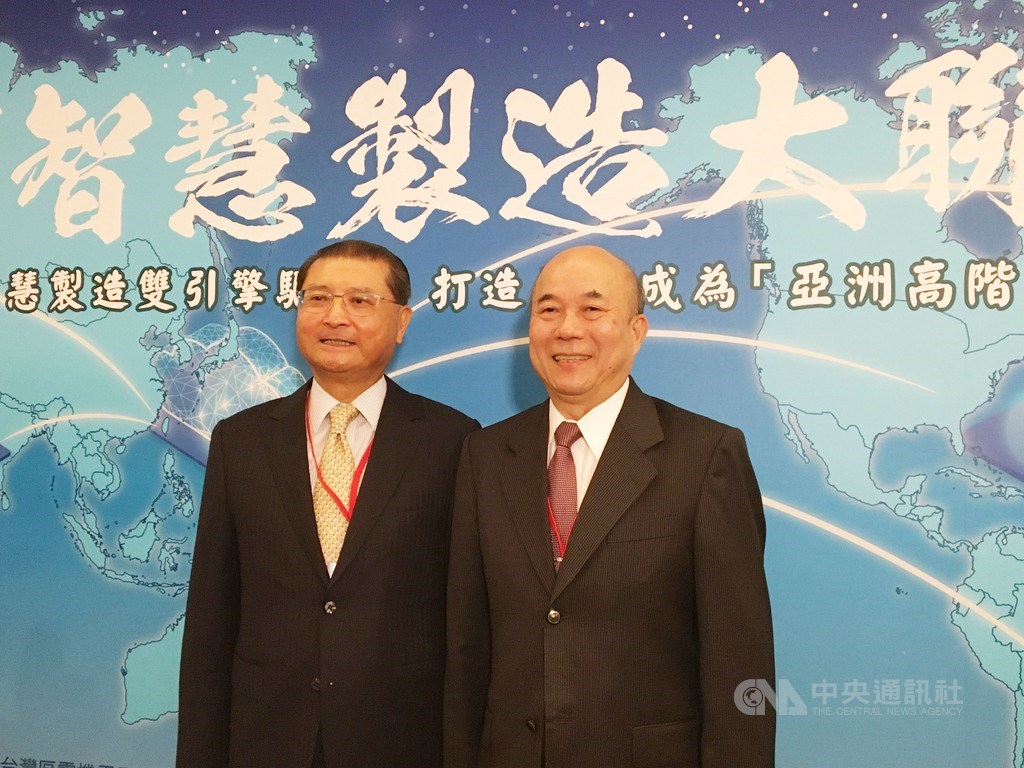 台灣機械公會和電機電子公會6日成立台灣智慧製造大聯盟,圖右為機械公會理事長柯拔希、左為電電公會理事長李詩欽。中央社記者鍾榮峰攝 109年10月6日