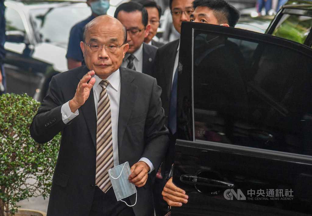 國民黨立法院黨團將在立法院院會提出「台美復交」等案;行政院長蘇貞昌(前)6日赴立院備詢會前受訪指出,台灣會跟美國從有外交關係,到沒有外交關係,「都是國民黨搞的」,現在國民黨終於良心發現,也是好事一樁。中央社記者鄭清元攝 109年10月6日