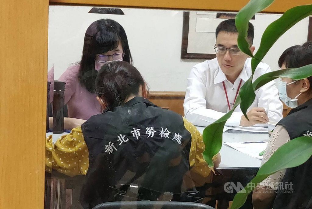 康軒文教集團董事長李萬吉居家檢疫期間多次違規外出挨罰,近來有媒體報導,康軒內部懷疑有員工密報,自行揪出「吹哨者」後要求離職,新北市勞檢處6日前往康軒總公司進行勞動檢查,要釐清相關爭議事項。(新北市勞工局提供)中央社記者沈佩瑤傳真 109年10月6日