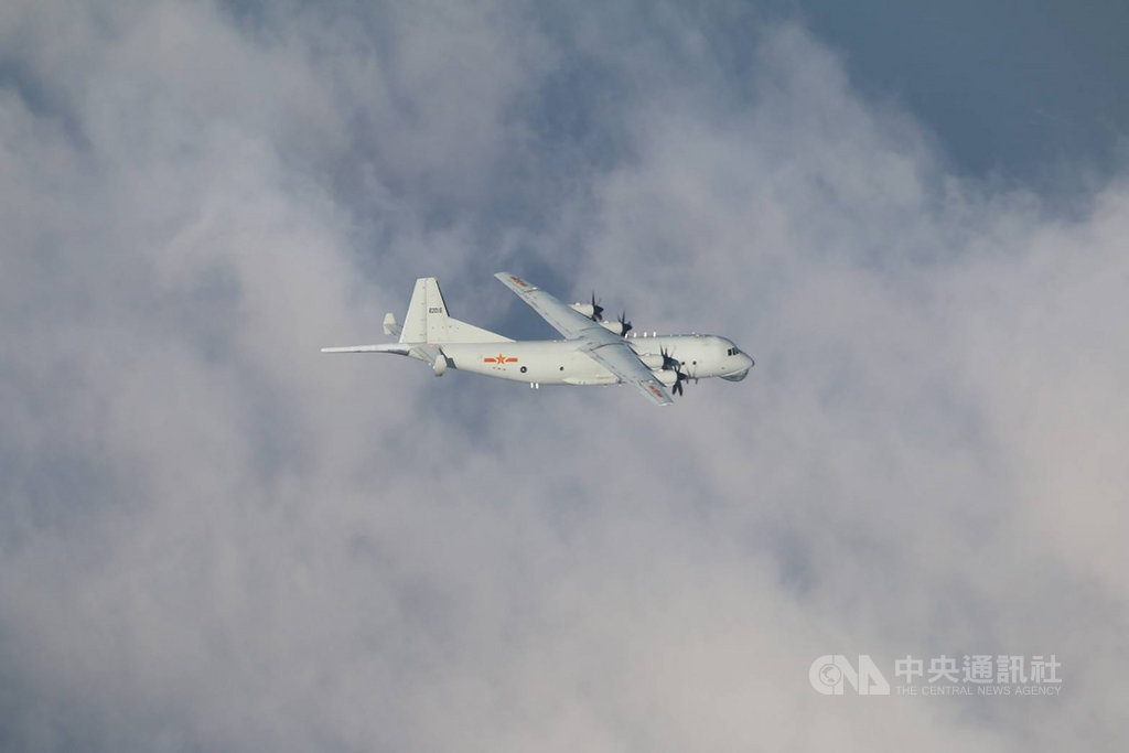 國防部長嚴德發7日表示,今年迄今共217架次共機侵擾台灣西南空域,國軍戰機共2972架次出動監偵攔截,所耗費成本約新台幣255億元。圖為共軍1架運8反潛機6日侵犯台灣西南防空識別區。(國防部提供)中央社記者游凱翔傳真 109年10月6日