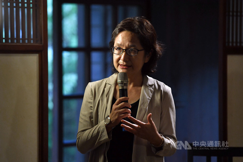 故前總統李登輝在任期間的文膽李靜宜(圖),6日在台北發表新書「漫長的告別–記登輝先生,以及其他」,她在書中追憶李登輝鮮為外人知的樣貌。中央社記者王飛華攝 109年10月6日