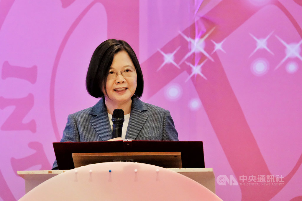 總統蔡英文6日表示,國際同濟會台灣總會在台灣蓬勃發展,熱心公益及邁向國際的決心,讓會員人數屢創新高,將愛心服務持續擴散國際社會,也提升台灣國際形象。中央社記者吳睿騏桃園攝 109年10月6日