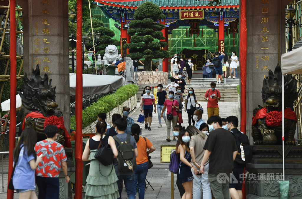 據官方發布,中國「十一」長假首5日,到訪香港的外國及大陸旅客人數比去年同期大減99.9%,總計只有1110人次。圖為知名的黃大仙祠4日重開,未見往日擁擠人潮。(中通社提供)中央社 109年10月6日