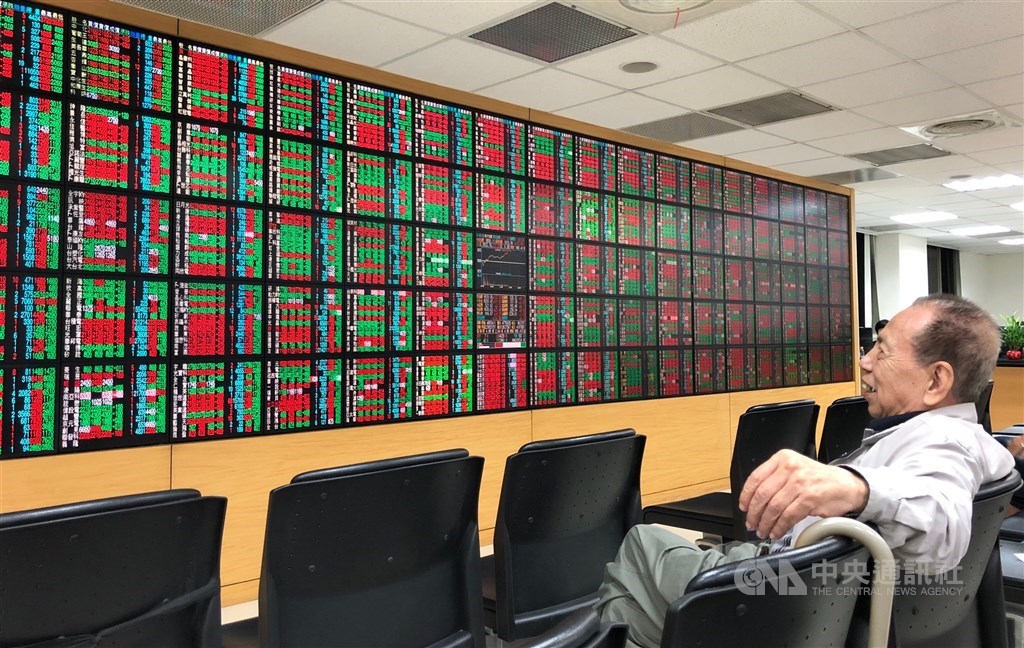 美國新振興方案取得進展及美國總統川普染疫後迅速出院,提振投資人信心,6日台股盤中一度勁揚超過158點,突破12700點大關。(中央社檔案照片)