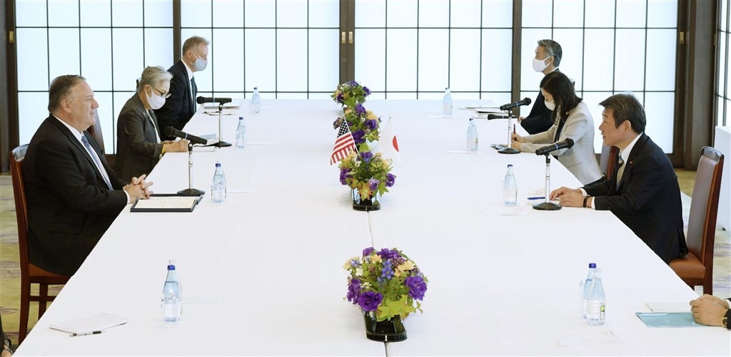 美國國務卿蓬佩奧(前左)6日與日本外務大臣茂木敏充(前右)的會議時說,他贊同日本首相菅義偉的觀點,一個自由開放的印太地區,是區域和平穩定的基石。(共同社)