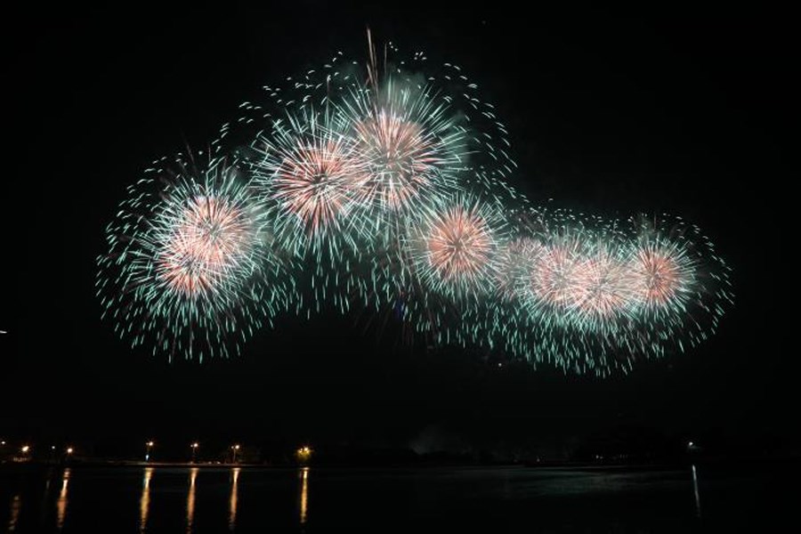 國慶焰火10日晚間將在台南市安平區漁光島引爆,預估將湧進20萬人賞焰。圖為9月29日國慶焰火試放。(圖取自台南國慶焰火網頁20201010.tainan.gov.tw)