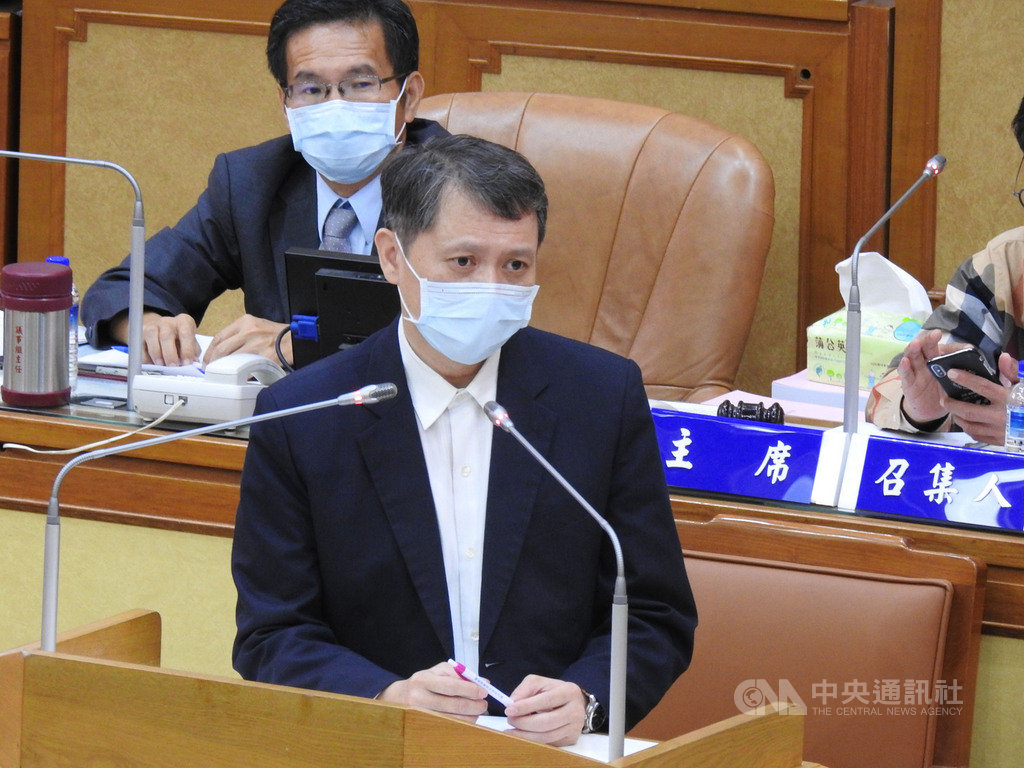 康軒文教集團疑藉「吹哨者」事件施壓女員工引離職風波,甚至貼字條點名批評。新北市勞工局長陳瑞嘉(前)7日在議會答詢表示,字條部分已涉及霸凌,若查證屬實,可依法要求雇主改善,若不改善可裁罰。中央社記者王鴻國攝 109年10月7日