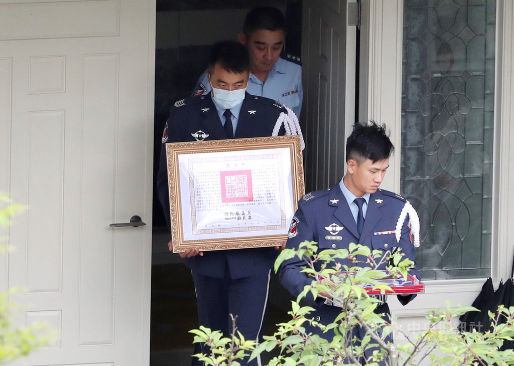 前總統李登輝奉安禮拜7日在五指山國軍示範公墓舉行,移靈車隊上午約8時20分自翠山莊出發,空軍禮兵拿著褒揚令與國旗一同前往。中央社記者張皓安攝 109年10月7日