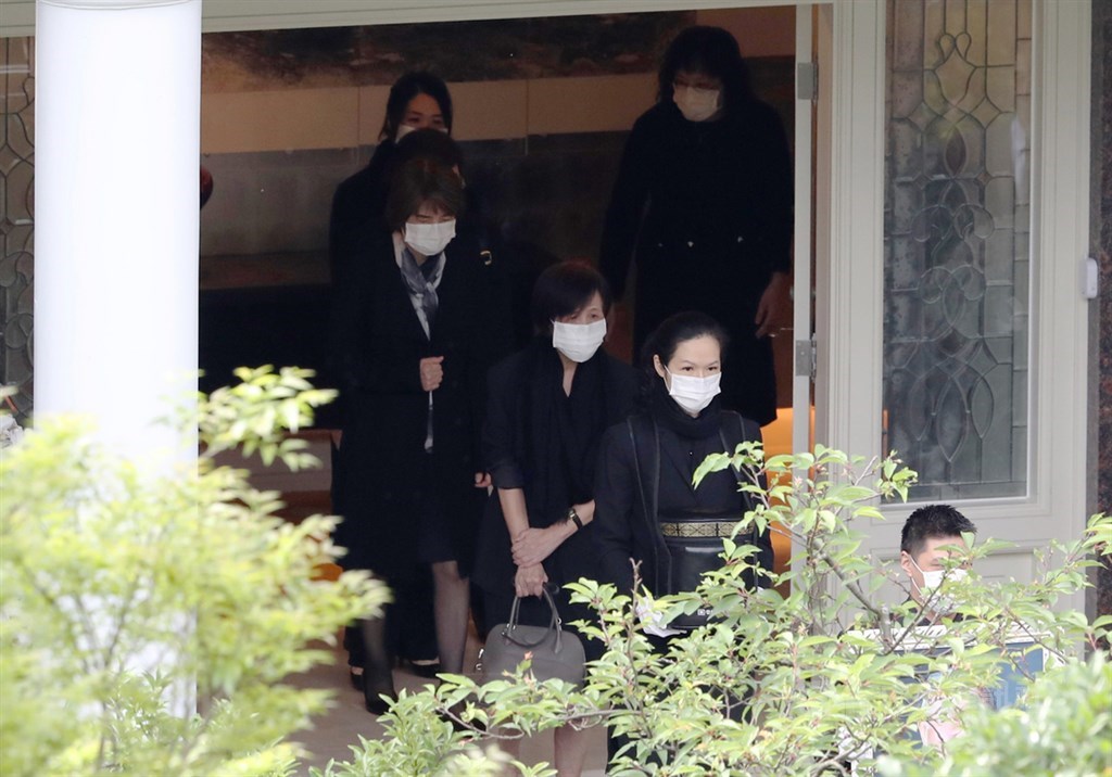 前總統李登輝奉安禮拜7日在五指山國軍示範公墓舉行,由李登輝孫女李坤儀(左3)捧著骨灰罈,和李登輝女兒李安妮等人一同護送前往奉安禮拜會場。中央社記者張皓安攝 109年10月7日
