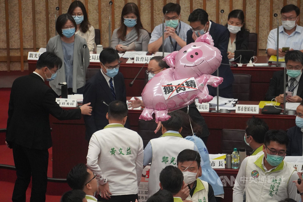 高雄市議會第3屆第4次定期大會7日開議,市長陳其邁(中排左2)首次率團隊列席備詢,國民黨團反對政府放寬萊豬進口,促陳其邁簽署禁止萊豬進高雄聲明。中央社記者董俊志攝 109年10月7日