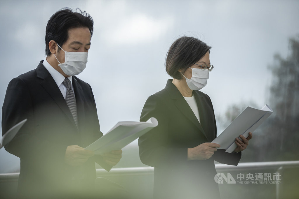 前總統李登輝奉安禮拜7日上午圓滿結束,儀式簡單肅穆、莊嚴隆重;圖為總統蔡英文(右)、副總統賴清德(左)進行禮敬儀式。(總統府提供)中央社 109年10月7日