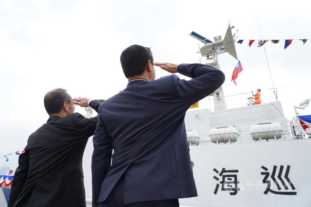 編制海巡署艦隊分署南部地區機動海巡隊的福星艦,7日在新濱碼頭舉行除役典禮,在福星艦歷任艦長、退休同仁等人共同見證下,以白色油漆將艦名及艦號移除,並將桅杆國旗緩緩降下,象徵福星艦32年海上馳騁的歲月畫下完美句點,正式光榮退役。(海巡署南部分署提供)中央社記者侯文婷傳真 109年10月7日