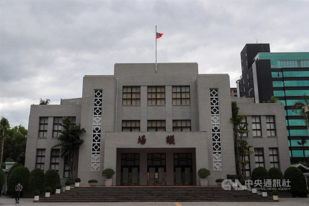 前總統李登輝奉安禮拜7日在五指山國軍示範公墓舉行,全國公務機關下半旗一天。圖為立法院議場降半旗致哀。中央社記者吳家昇攝 109年10月7日