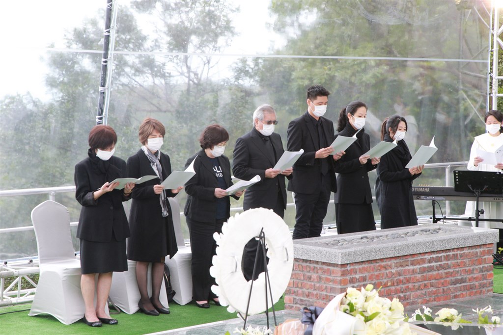 前總統李登輝奉安禮拜7日上午圓滿結束,儀式簡單肅穆、莊嚴隆重;李登輝家屬送別李登輝最後一程。(軍聞社提供)中央社記者葉素萍傳真 109年10月7日