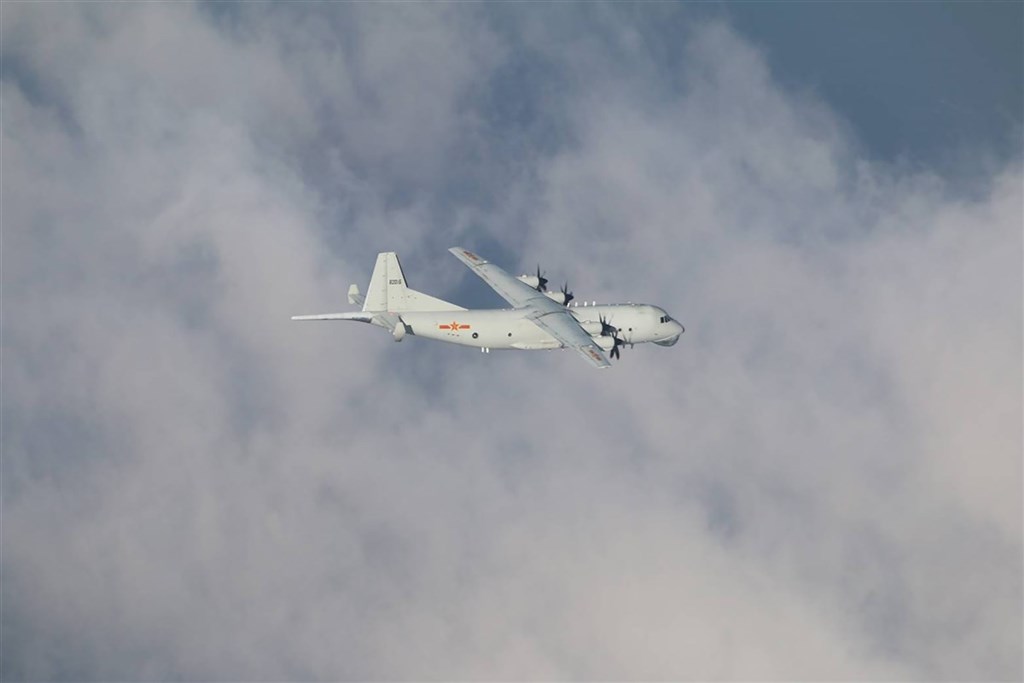 共軍頻擾台,國防部長嚴德發7日說,為攔截監偵共軍侵擾,海空軍耗費成本約新台幣312億元。圖為共軍運8反潛機。(國防部提供)