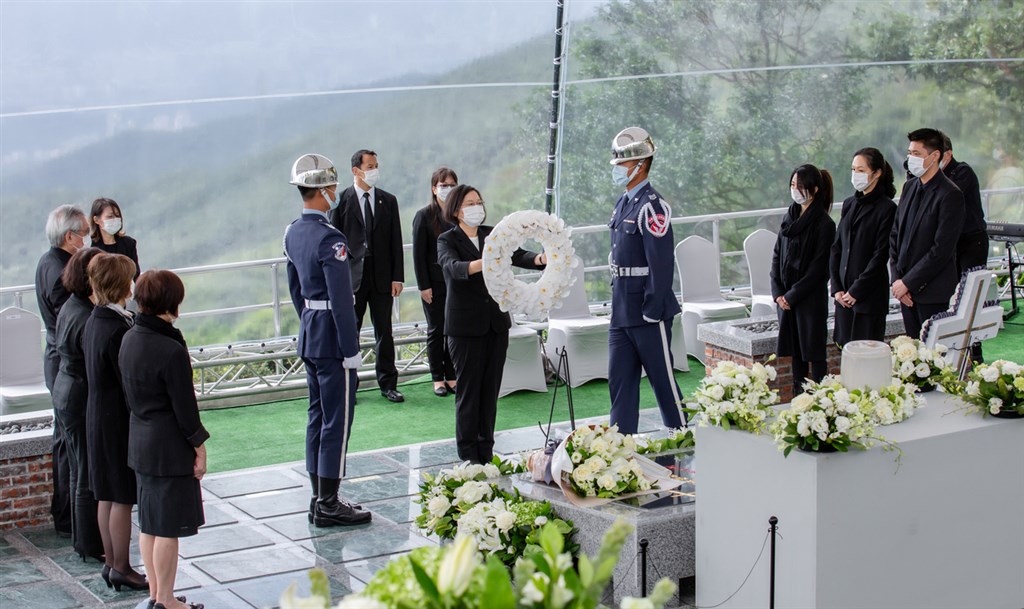 前總統李登輝奉安禮拜7日上午圓滿結束,儀式簡單肅穆、莊嚴隆重;圖為總統蔡英文(前中)進行禮敬儀式,獻花致哀。(總統府提供)中央社 109年10月7日