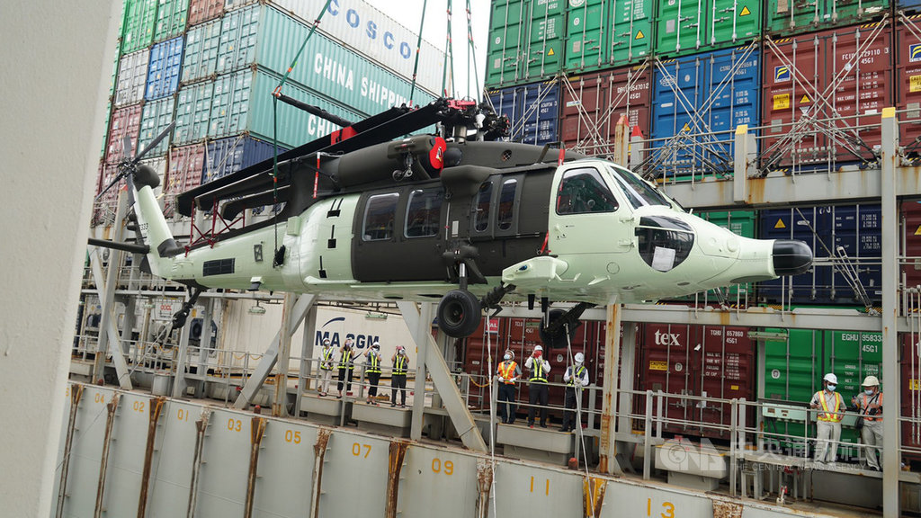 國防部移撥15架黑鷹直升機供內政部空中勤務總隊救災使用,最後6架重型黑鷹直升機7日運抵高雄港,預計8日凌晨以拖機方式進入高雄駐地,未來將先進行飛機噴漆,於組合訓練完成後,加入空中救災行列。(空勤總隊提供)中央社 109年10月7日