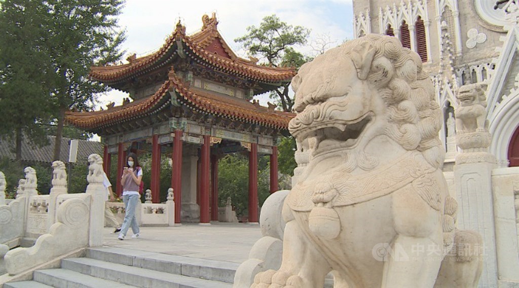 西什庫教堂的最大特色是濃郁的中西合璧風。3層樓高的哥德式主建築,正門外兩側卻各有一對中國風格的石獅子及碑亭。圖為石獅子和碑亭。中央社記者邱國強北京攝 109年10月7日