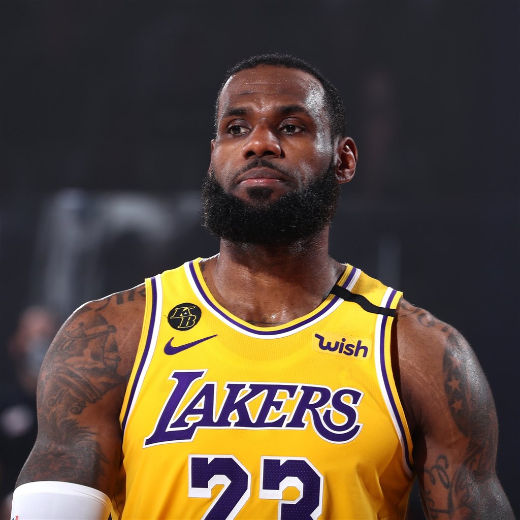 NBA湖人6日在詹姆斯繳出28分12籃板的「雙十」成績帶領下,以102比96擊敗熱火,在總冠軍賽以3勝1敗「聽牌」。(圖取自twitter.com/NBA)