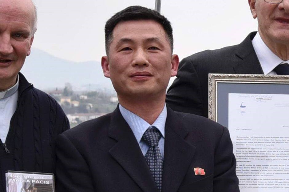 南韓國會情報委員會委員長、共同民主黨議員全海澈7日證實,失蹤已久的前北韓駐義大利代理大使趙成吉(中)2019年7月已入境南韓。(圖取自facebook.com/ManlioDiStefano)