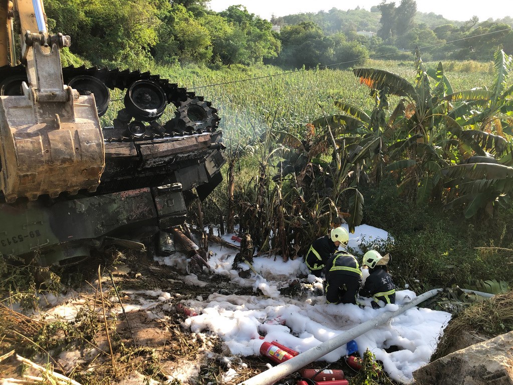 金門烈嶼(小金門)8日下午發生軍方戰車翻覆意外,初判疑為車速過快撞斷電桿後駛偏,消防人員救出車長林楷強時,當場已無生命跡象,送醫不治。(金門縣消防局提供)中央社記者洪學廣傳真 109年10月8日