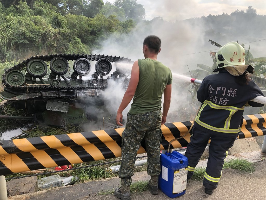 雙十國慶前夕,軍方一輛戰車8日下午在金門烈嶼(小金門)意外翻覆且起火燃燒,釀1死1傷,消防局獲報隨即派員到場協助滅火。(金門縣消防局提供)中央社記者洪學廣傳真 109年10月8日