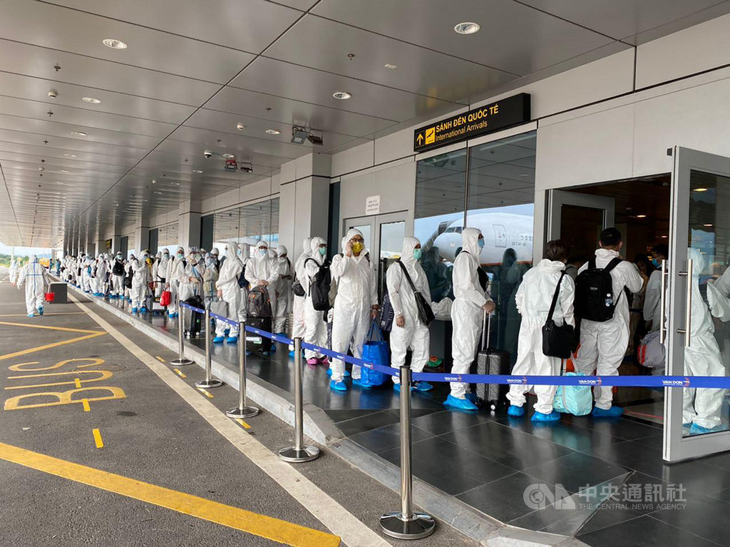 駐越南代表處自5月至今,每個月均規劃一梯次的台商返越專機,最近一批旅客於8日下午抵達越南(圖)。專機迄今已運載近2000名台灣企業專家、幹部及其眷屬返越工作與生活。(駐越南代表處提供)中央社記者陳家倫河內傳真 109年10月8日