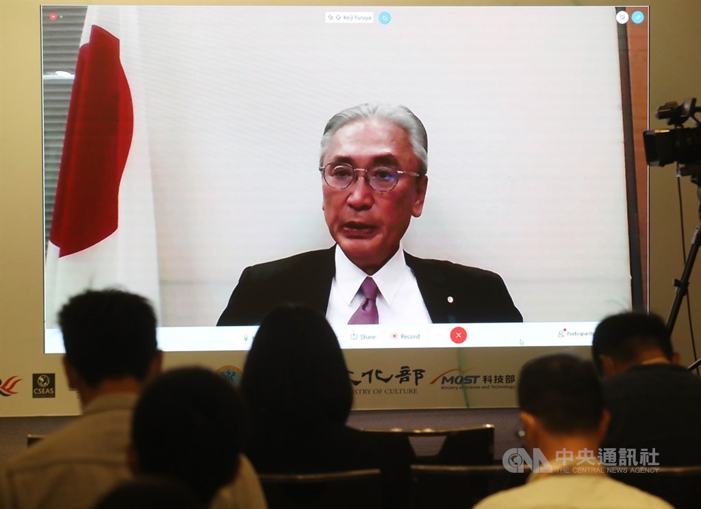 「2020年玉山論壇:亞洲創新與進步對話」8日開幕,日本「日華議員懇談會」會長、眾議員古屋圭司在外交部舉行的場邊記者會透過視訊回覆媒體提問,他表示,日本、台灣與美國已著手推動三方安全合作,將建立平台,目標就是「圍堵中國」。中央社記者張新偉攝 109年10月8日