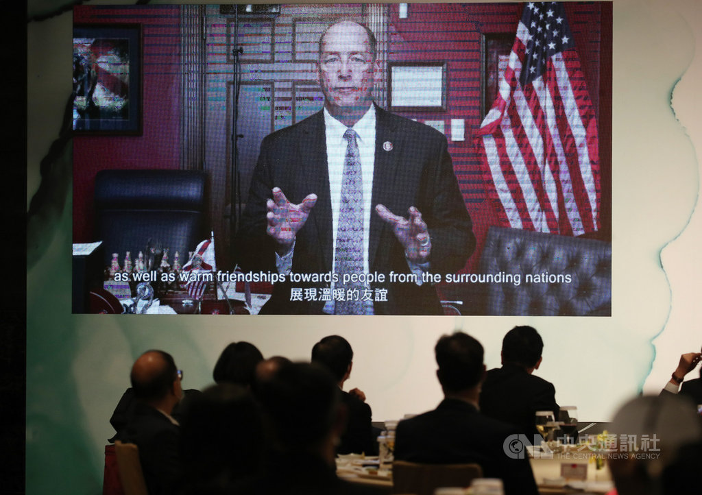 台灣亞洲交流基金會8日舉行「2020年玉山論壇」,晚宴時,美國聯邦眾議院外委會亞太小組共和黨首席議員游賀(Ted Yoho)透過影片發表短講。中央社記者張新偉攝 109年10月8日