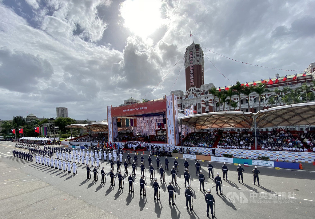 中華民國109年國慶大會10日將正式登場，慶籌會8日下午在總統府前預演，各單位陸續登場演練。中央社記者張皓安攝　109年10月8日