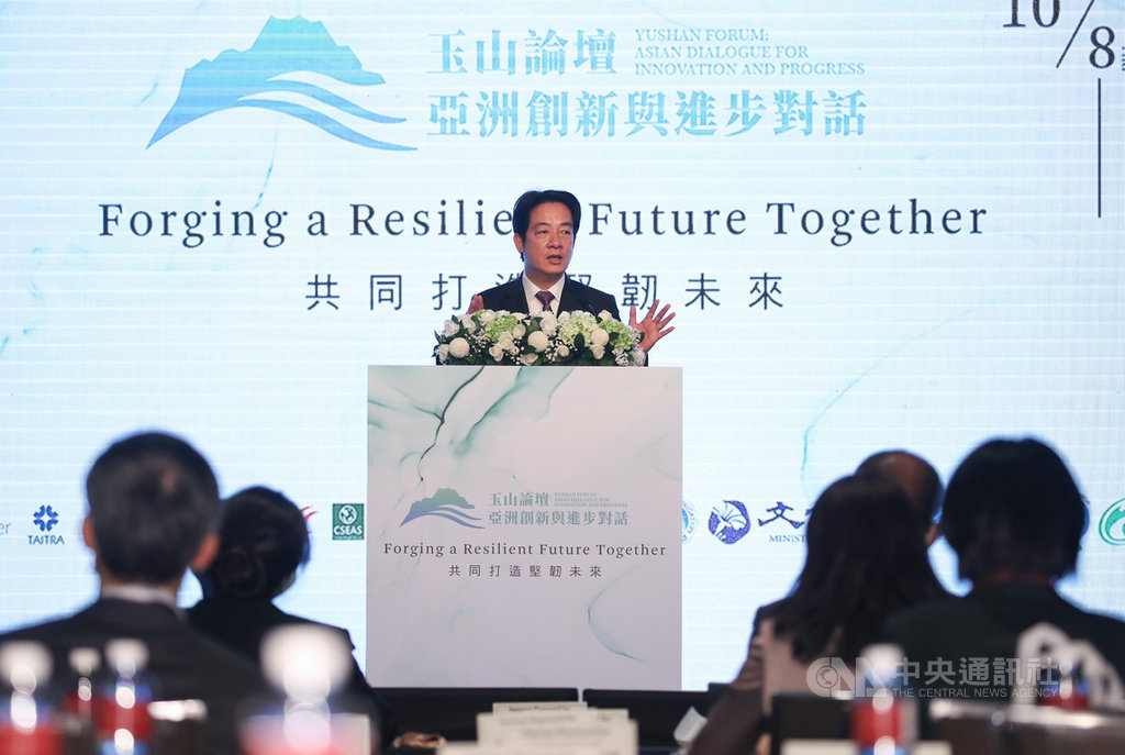 副總統賴清德(中)8日下午出席由台灣亞洲交流基金會所舉辦的2020玉山論壇「圓桌對話」,致詞時表示,台灣的民主自由正受到來自中國的威脅,但台灣會堅定維護自由民主理念。中央社記者張新偉攝 109年10月8日
