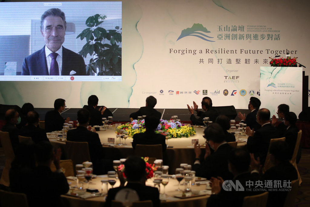 台灣亞洲交流基金會8日舉行「2020年玉山論壇:亞洲創新與進步對話」,晚宴時,前北大西洋公約組織(NATO)秘書長拉斯穆森(Anders Fogh Rasmussen)透過視訊致詞時強調,歐洲不能既高呼支持民主,又屈服於中方霸凌,而更為平等的歐中關係可透過提升與台灣關係達成,其方式包括強化與台灣在衛生、經濟等領域合作,以及印太區域民主合作。中央社記者張新偉攝 109年10月8日