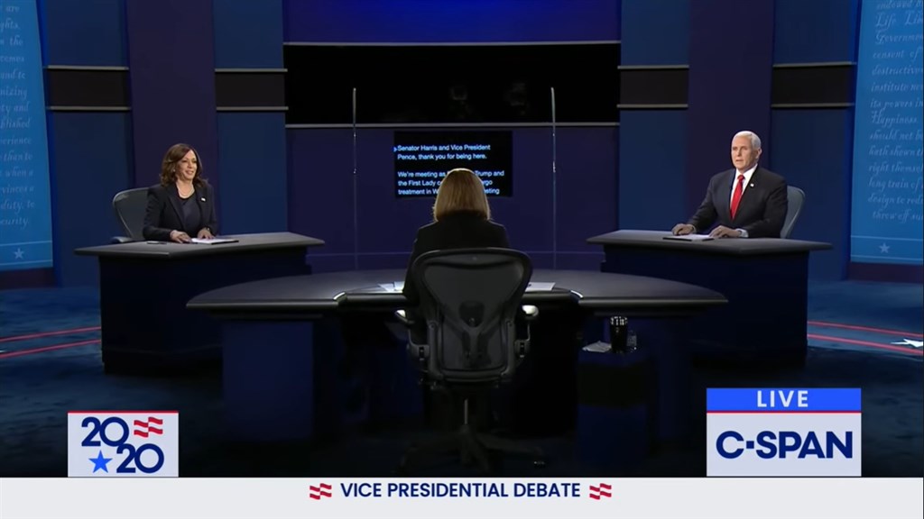 美國副總統電視競選辯論7日登場。副總統彭斯（右）與對手賀錦麗（左）努力展現理性，試圖以感性訴求爭取選票，但仍難掩濃濃煙硝味。（圖取自C-SPAN YouTube頻道網頁youtube.com）