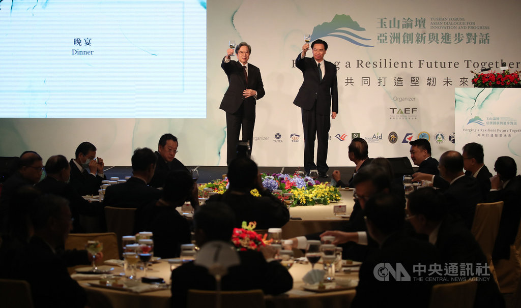 台灣亞洲交流基金會8日舉行「2020年玉山論壇:亞洲創新與進步對話」,晚宴時,外交部長吳釗燮(台上右)與台亞基金會董事長蕭新煌(台上左)向與會來賓敬酒致意。中央社記者張新偉攝 109年10月8日