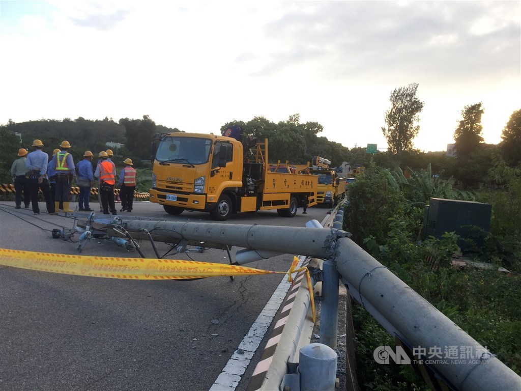 軍方一輛M41D戰車在金門烈嶼(小金門)接受南測中心鑑測後,返回營區路上,疑因車速過快,先撞斷電線桿後,戰車駛偏,翻倒在田中央,車長林楷強中士殉職。中央社記者黃慧敏攝 109年10月8日